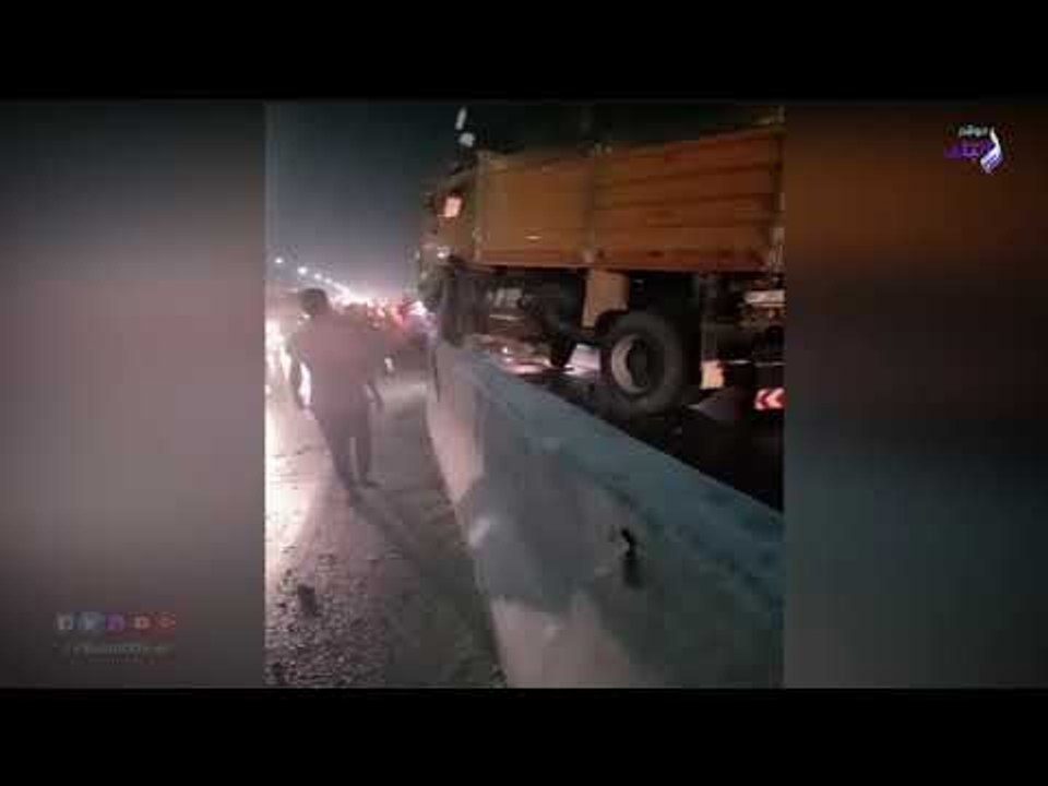 صدي البلد | سيارة نقل تقتحم الحواجز الخرسانية بالطريق الدائري.. وتوقف حركة المرور