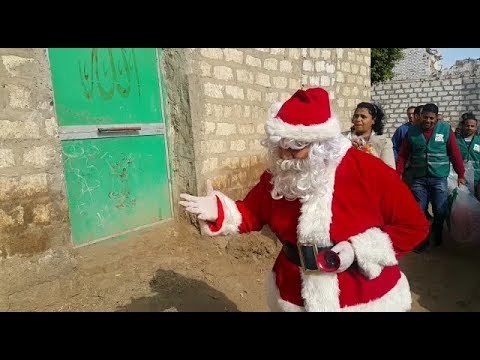 صدى البلد | بابا نويل المصرى يوزع البطاطين على فقراء المنيا