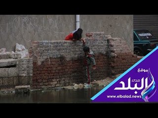 صدى البلد | كفر حمزة بالقليوبية  تعوم في مياه المجاري  والأهالي: احنا في عذاب بقالنا سنين