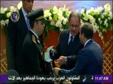وزير الداخلية يقدم هدية تذكارية للرئيس السيسي فى احتفالية عيد الشرطة