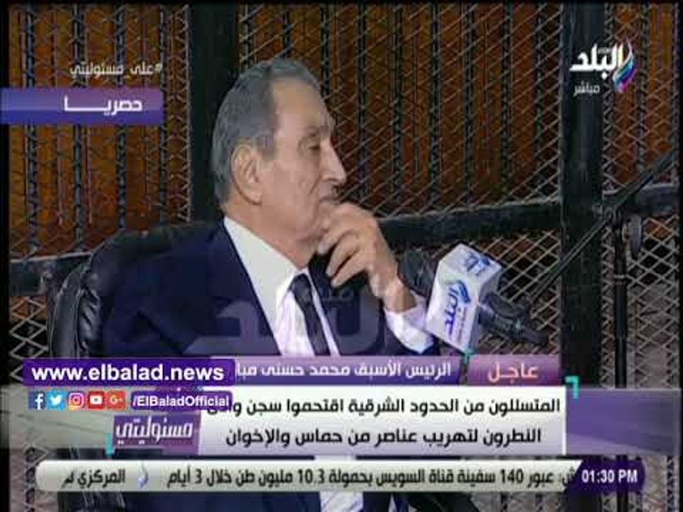 صدى البلد | أحد المتهمين بقضية اقتحام الحدود الشرقية يحمل وردة داخل القفص