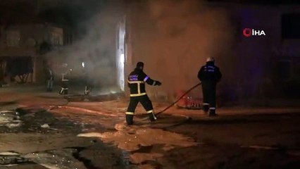 Hurda otomobilde çıkan yangın, yanındaki binayı küle çeviriyordu