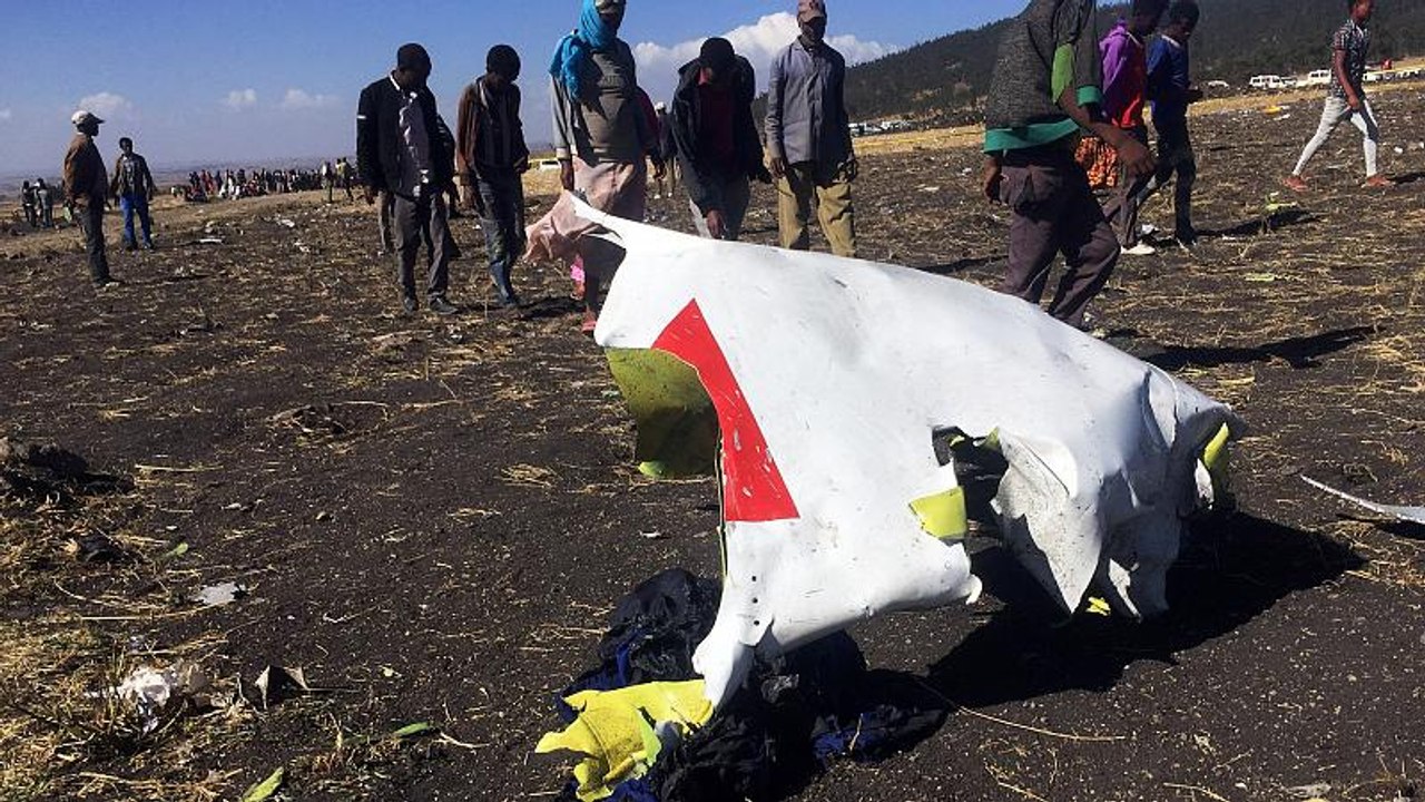 China suspende uso de modelo de avião que caiu na Etiópia