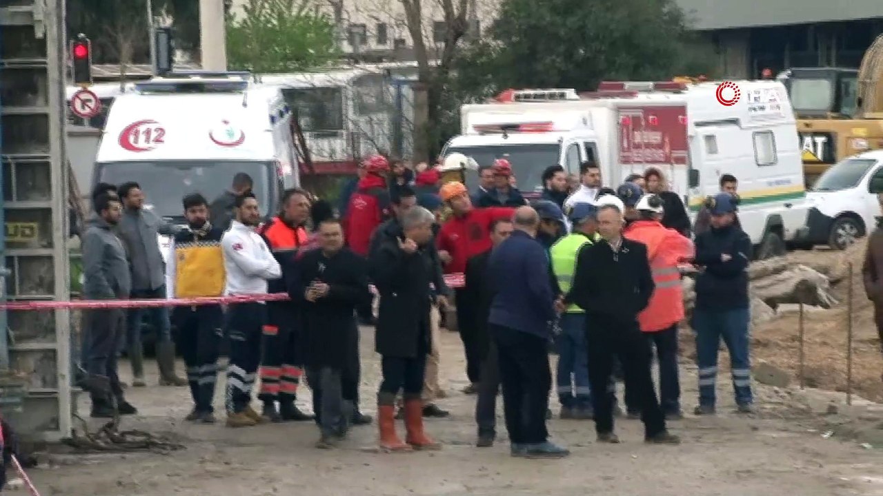 İzmir'de otopark alanında göçük: Göçük altında 2 kişinin kaldığı iddia ediliyor