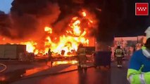 Los bomberos controlan el incendio de un almacén de reciclaje en Alcorcón