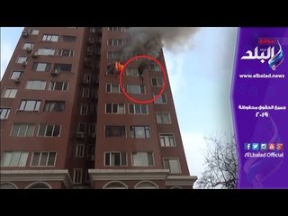 إصدى البلد | طفائيون ينقذون سيدة هربت من حريق بالطابق العاشر