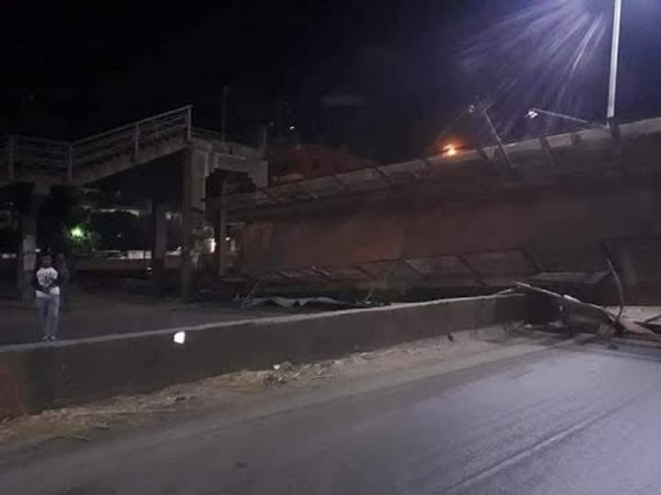 صدى البلد | انهيار كوبري مشاة في طوخ على طريق الاسكندرية الزراعي