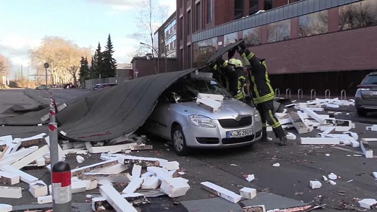„Eberhard“: Kölner Autofahrer von Dachpappe begraben