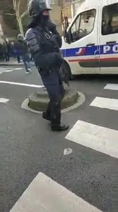 Samedi 9 mars à Paris, ARME DE GUERRE en plein cœur de la manifestation