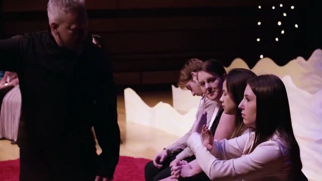 Cet homme a une technique d'hypnose très bizarre