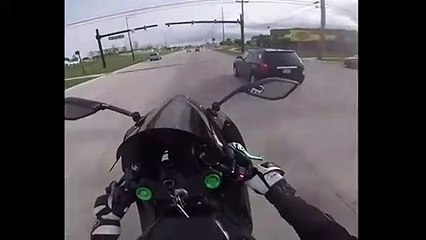 Un motard nargue des policiers et finit dans un camion
