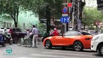-Soái ca BMW- bỏ xe giữa phố Sài Gòn giúp cụ già sang đường và cái vẫy tay dành cho tài xế taxi