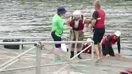 La seconde de gloire: des Australiens volants sautent dans l'eau