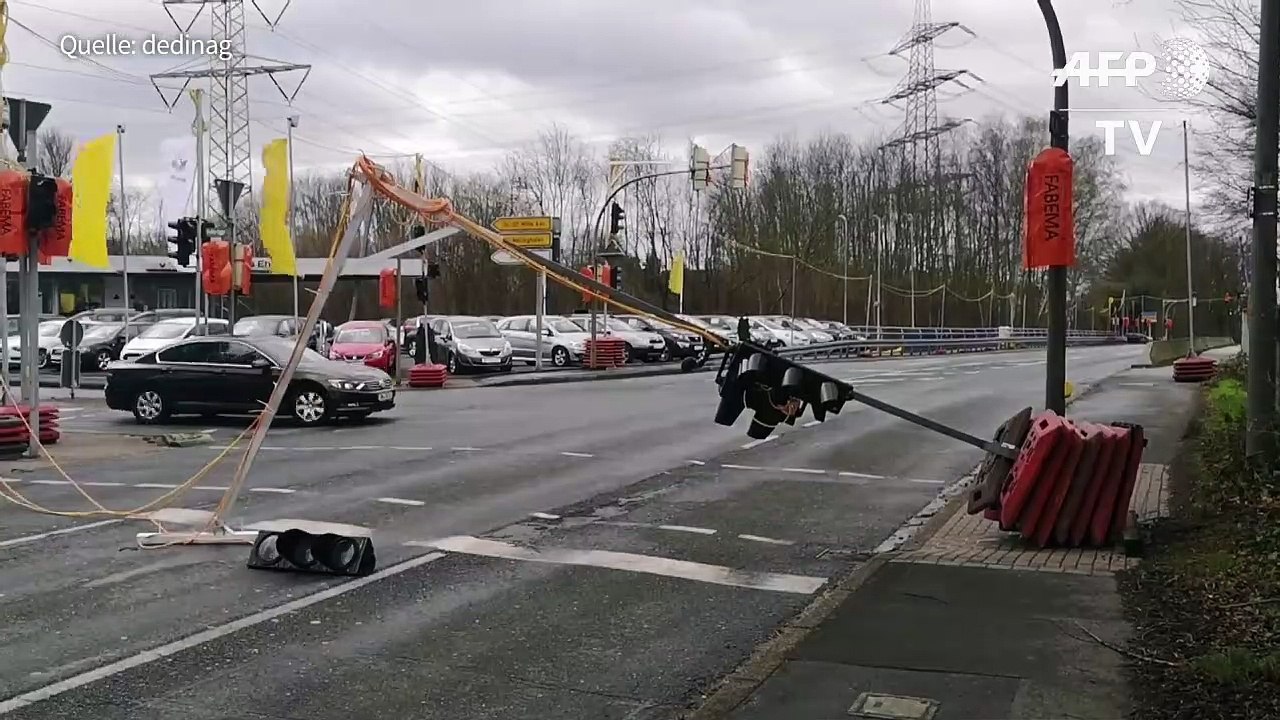 Verkerschaos durch Sturmtief 'Eberhard' - ein Toter in NRW
