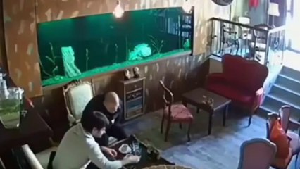 VIDÉO : Dans un bar, un aquarium explose soudainement sur des clients