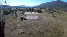 Un kangourou attaque un parachutiste