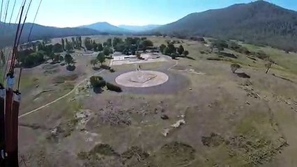 Un kangourou attaque un parachutiste