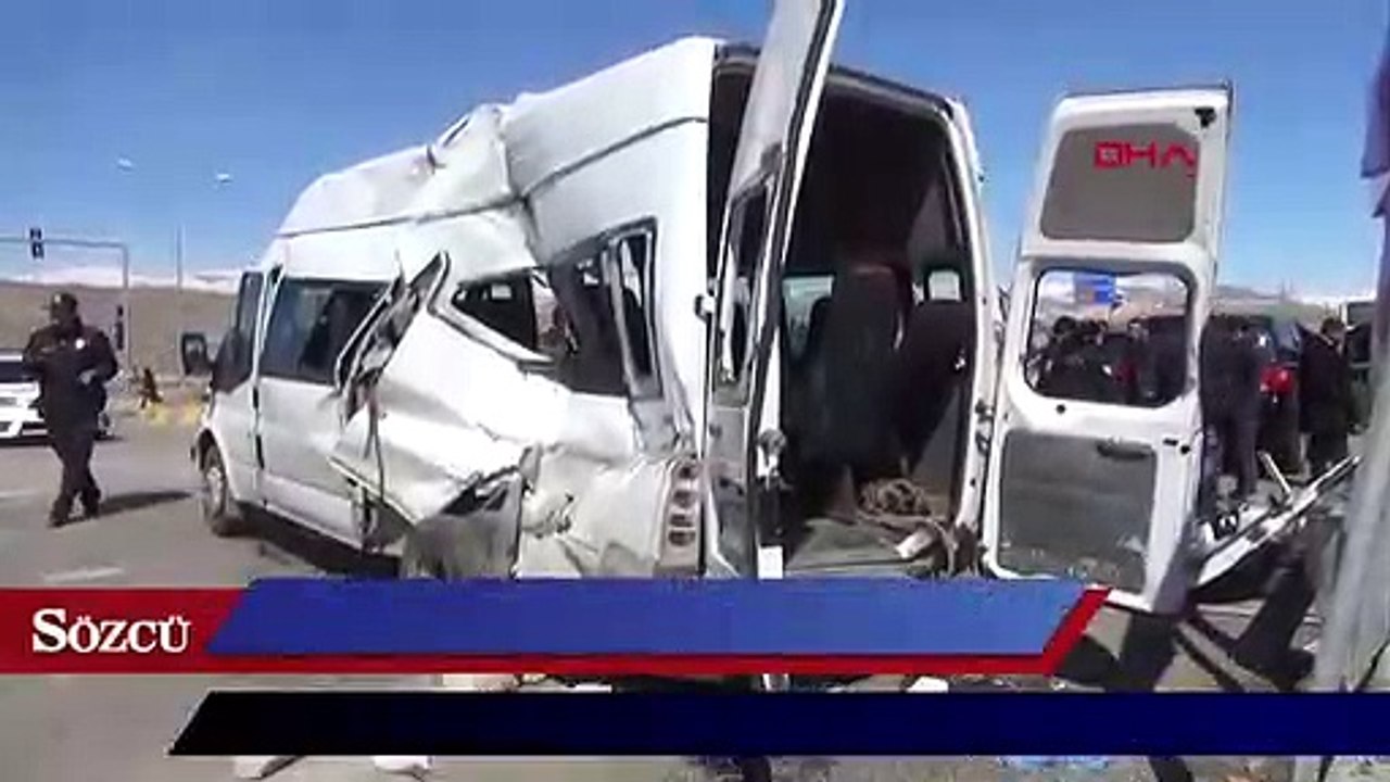 Polisleri taşıyan midibüs ile minibüs çarpıştı: 6’sı polis, 17 yaralı