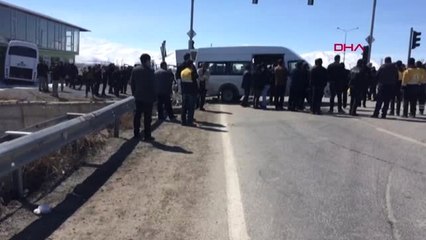 Скачать видео: Van-Polisleri Taşıyan Midibüs ile Minibüs Çarpıştı 6'sı Polis, 17 Yaralı-Tamamı