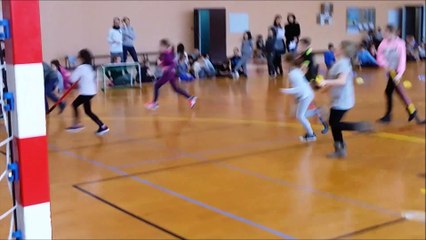 Pont-à-Mousson : la pratique du hockey lors d'un rassemblement USEP pour les écoliers