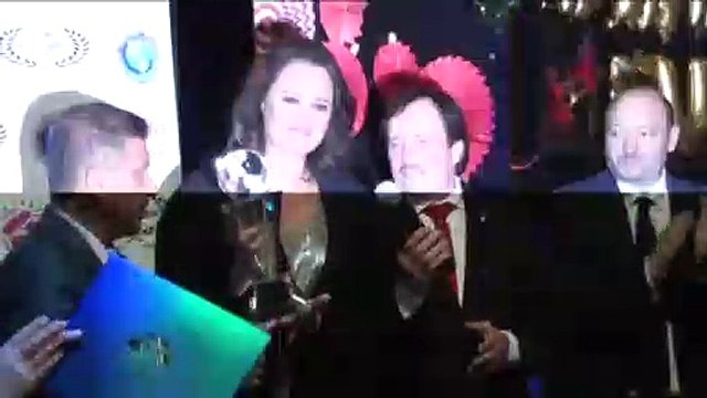 Shaila Dúrcal muestra su dedo accidentado de la manera más natural posible