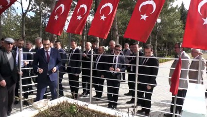 Bakan Dönmez, şehit Ömer Halisdemir'in kabrini ziyaret etti - KAYSERİ