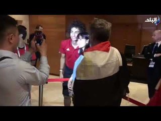 صدى البلد - لحظة التقاط صور تذكارية مع نجم المنتخب المصري عمرو وردة