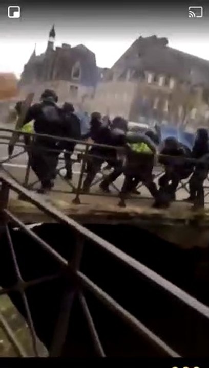 Un gilet jaune matraqué à terre par les forces de l'ordre