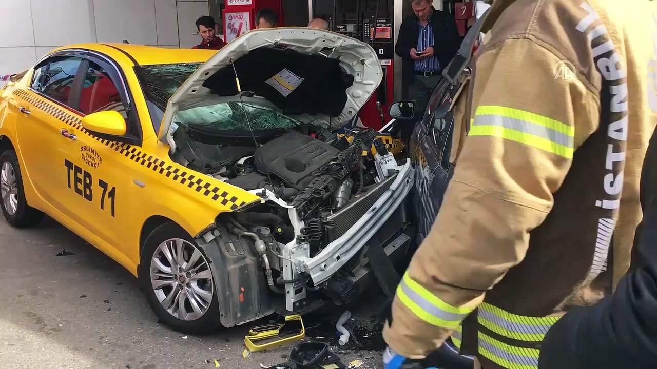 Üsküdar'da zincirleme trafik kazası: 5 yaralı - İSTANBUL