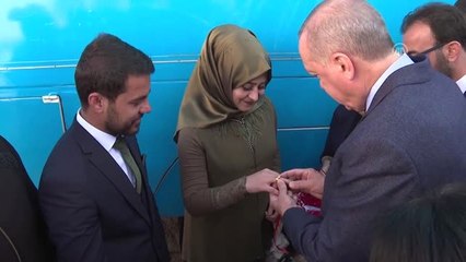 Cumhurbaşkanı Erdoğan, Vedat Atan ve Nevin Erzen Çiftinin Nişan Yüzüklerini Taktı