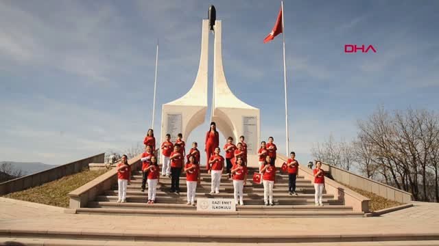 Kütahya Düşürdüğü Bayrağı Kaldırıp Öperek Alına Götüren Öğrenci Takdir Topladı