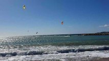 Plage de Bonneveine à Marseille : les kitesurfeurs volent au-dessus de la mer