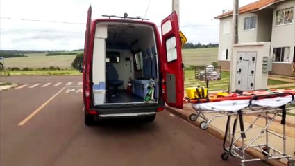 Mulher cai e sofre luxação em joelho