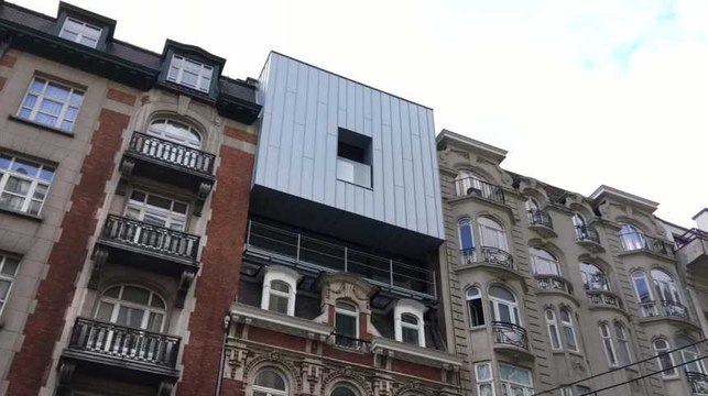 Bruxelles - Un cube ajouté au-dessus d’une maison située Boulevard d'Ypres provoque la polémique (vidéo Germani)