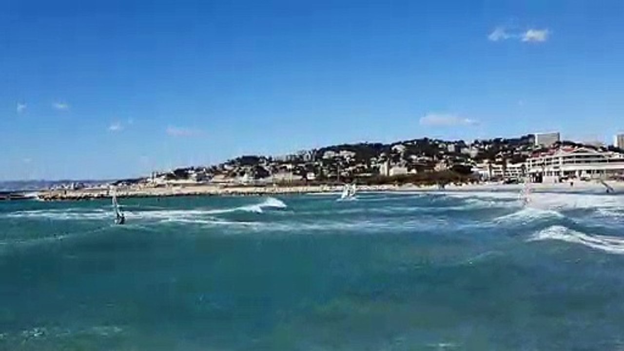 Marseille : les véliplanchistes s’en donnent à cœur joie grâce aux rafales de vent