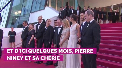 PHOTO. Enceinte, la compagne de Pierre Niney pose avec leur fille pour célébrer les femmes