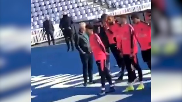 L’accueil hostile des ultras aux joueurs de Paris