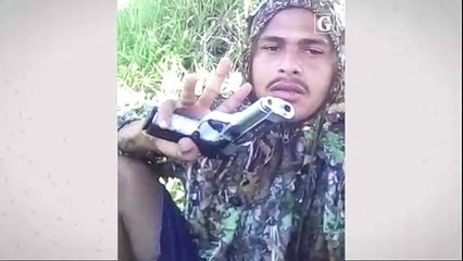 Jovem ostenta arma e rádio comunicador em Vitória