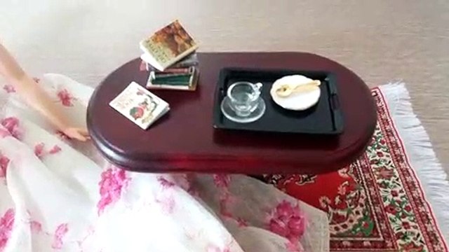 Poupée Barbie jouer : à l'heure du thé - habillé barbie lit des livres miniatures avec les cookies