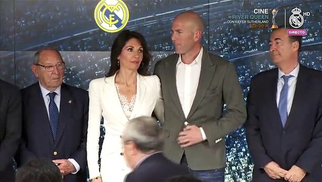 Foto de familia de Zidane con Florentino Pérez y toda la directiva del Real Madrid