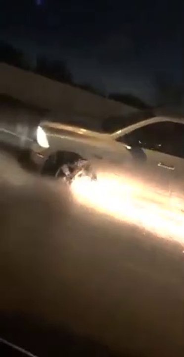 Conduire sans roue sur l'autoroute ? Des étincelles jaillissent de la voiture !