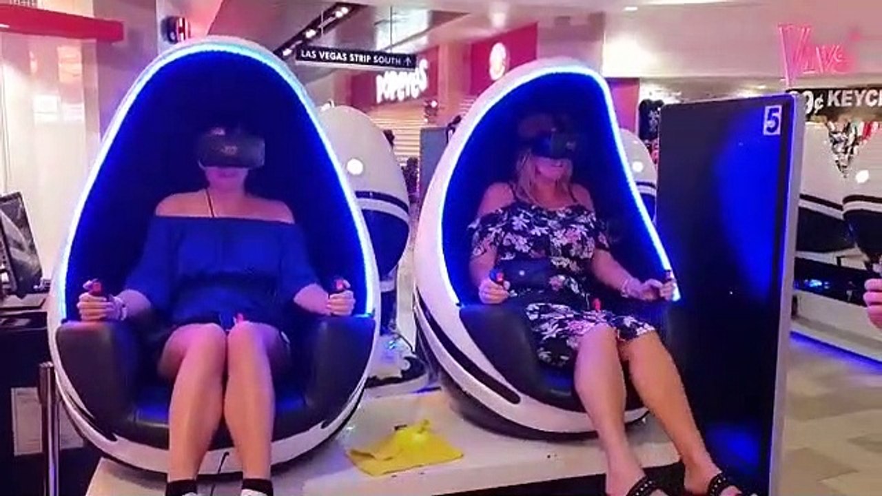 Effrayées par la Réalité Virtuelle elles se battent dans le vide !