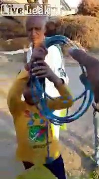 Ils fabriquent de la corde avec un vieux tissu en Inde, en quelques secondes !