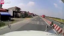 Ce conducteur de camion évite de peu de s'éclater contre un mur !