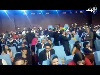 شباب العالم يرفعون اعلام دولهم قبل لحظات من افتتاح المنتدى #منتدى_شباب_العالم