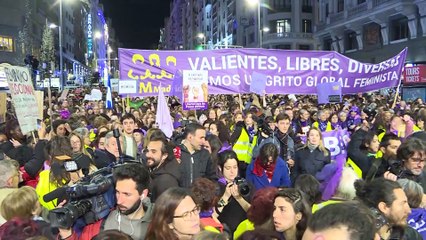 下载视频: Madrid clama por la igualdad entre hombres y mujeres