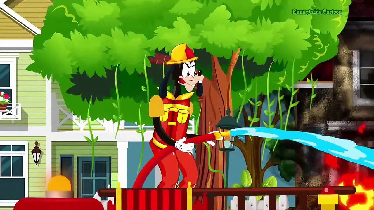 Mickey Mouse font la magie avec la robe de Minnie Mouse! Apprendre les couleurs pour les enfants ave