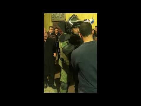 خبراء المفرقعات لحظة دخول منزل إرهابى الدرب الأحمر للتعامل مع قنبلة موقوتة