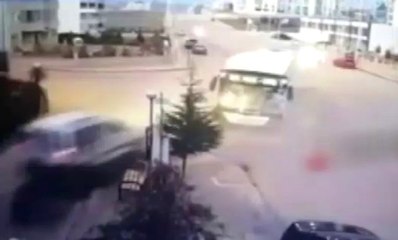 Otobüs Araca Çarptı: 2 Ölü, 3 Yaralı