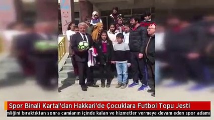 Spor Binali Kartal'dan Hakkari'de Çocuklara Futbol Topu Jesti